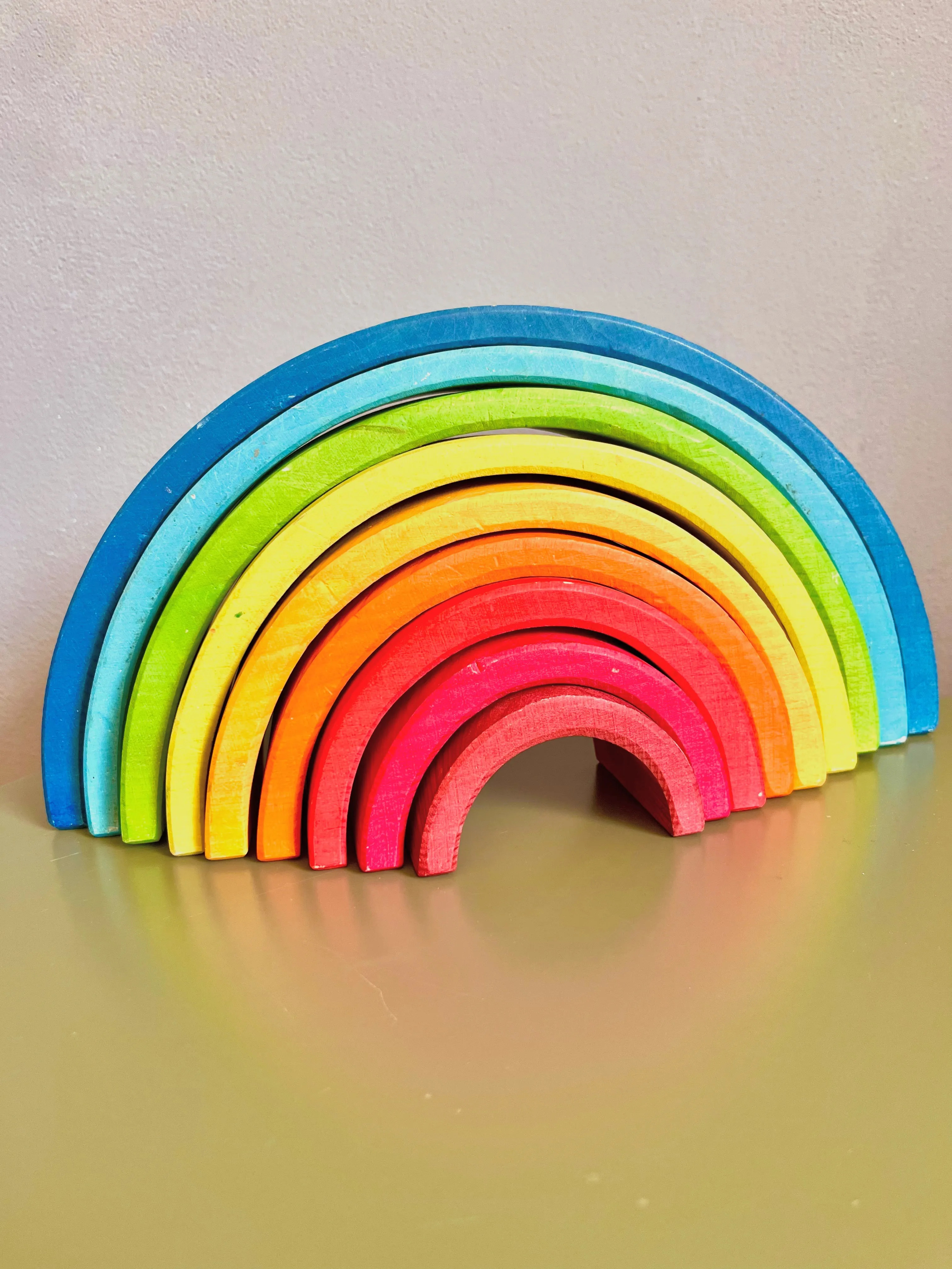 Holz-Regenbogen als Symbol für Vielfalt und Balance