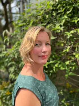 Porträtfoto von Friederike Nagel im Garten